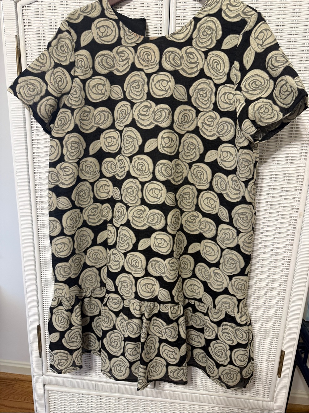 TARGET XL Black and Cream Rose Print Short Sleeve Dress